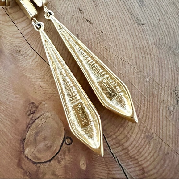 Vintage Trifari gold and black dangle earrings - Picture 2 of 2